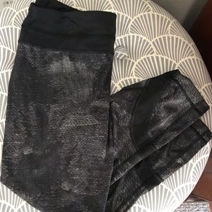 Lululemon capris EUC ! Size 10
